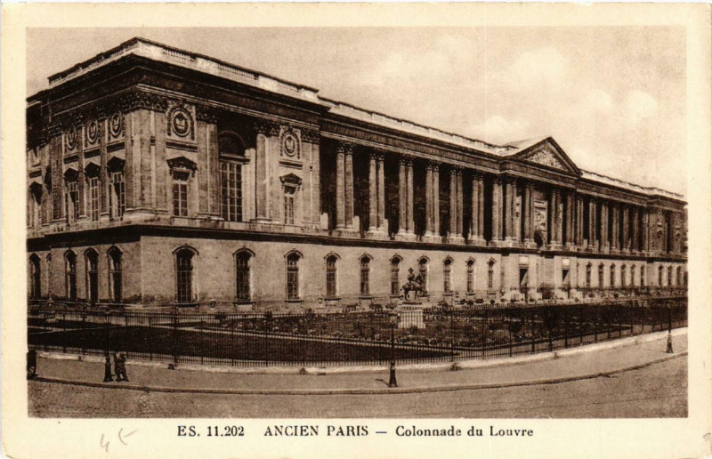Carte postale ancienne Paris (1e) Colonnade du Louvre à Paris 1er