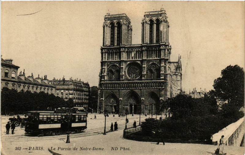 Carte postale ancienne Paris (4e) Le Parvis N - D à Paris 4e