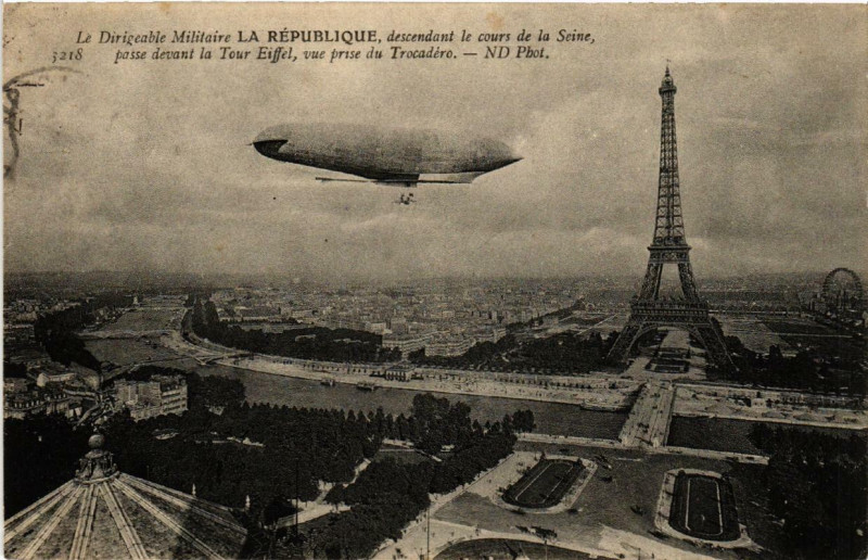 Carte postale ancienne Paris (7e) Le Dirigeable Militaire La Republique Tour Eiffel à Paris 7e