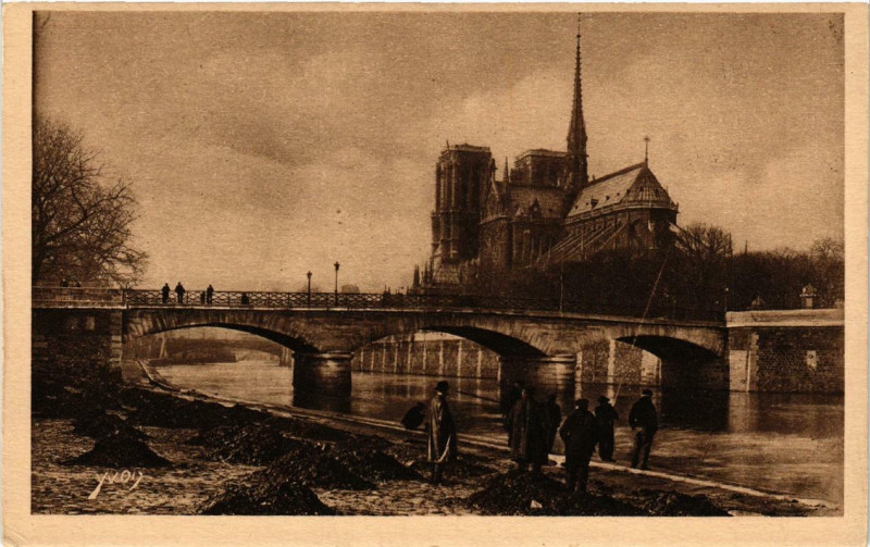 Carte postale ancienne Paris (4e) … en flanant. N - D. et le Pont de l'Ercheveche à Paris 4e