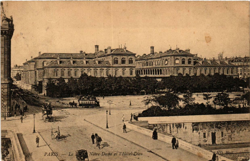 Carte postale ancienne Paris (4e) Le Parvis N - D. et l'Hotel Dieu à Paris 4e