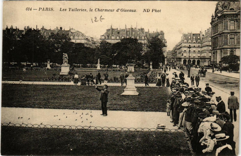 Carte postale ancienne Les Tuileries, le Charmeur d'Oiseaux à Paris 1er