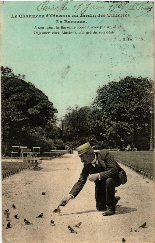 Carte postale ancienne Paris (1e) Charmeur d'Oiseaux au Jardin des Tuileries La Baronne à Paris 1er