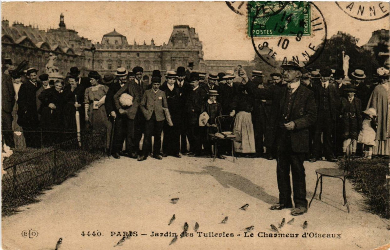 Carte postale ancienne Paris (1e) Jardin des Tuileries. Le Charmeur d'Oiseaux à Paris 1er