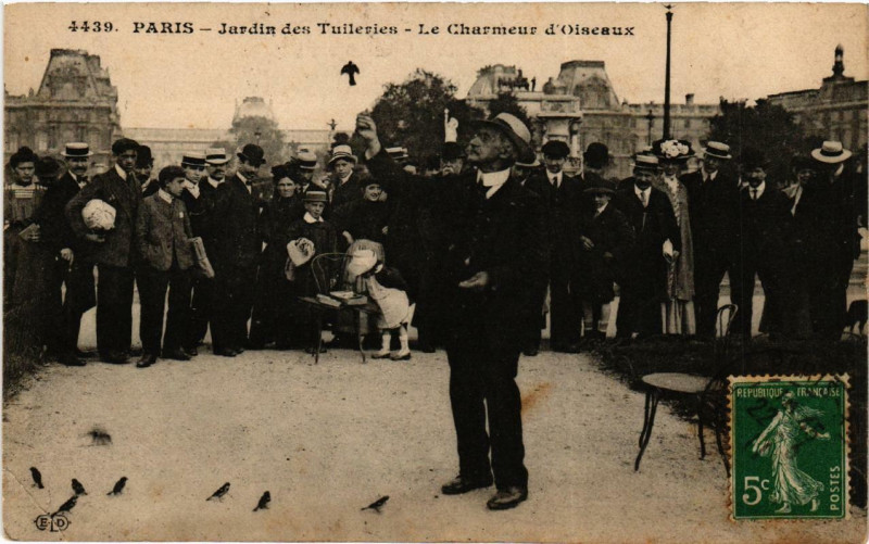 Carte postale ancienne Paris (1e) Jardin des Tuileries. Le Charmeur d'Oiseaux à Paris 1er
