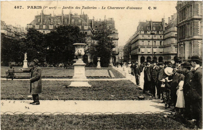Carte postale ancienne Paris (1e) Jardin des Tuileries Le Charmeur d'oiseaux à Paris 1er