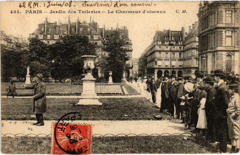 Carte postale ancienne Paris (1e) Jardin des Tuileries. Le Charmeur d'Oiseaux à Paris 1er