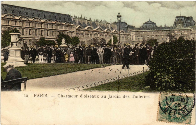 Carte postale ancienne Paris (1e) Charmeur d'Oiseau au Jardin des Tuileries à Paris 1er