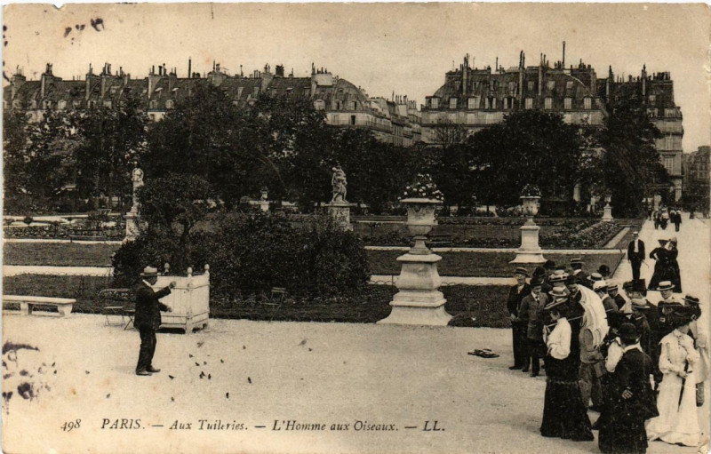 Carte postale ancienne Paris (1e) Aux Tuileries. l'Homme aux Oiseaux à Paris 1er