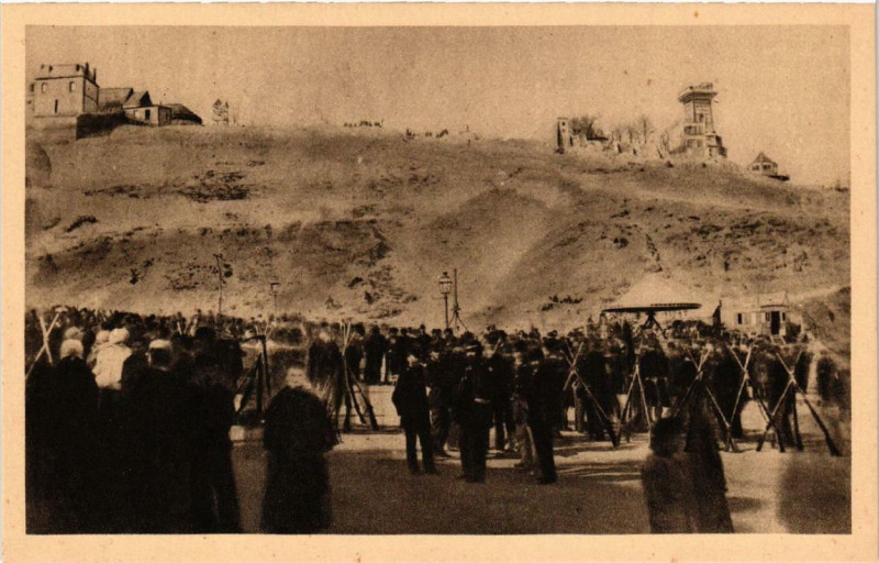 Carte postale ancienne Campement des gardes nationaux au bas de la Butte à Paris 18e