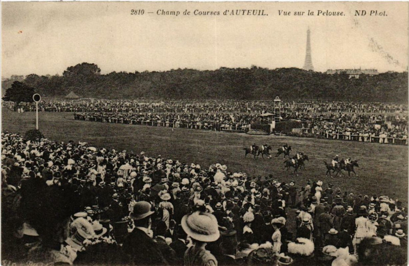 Carte postale ancienne Champ de Courses d'Auteuil - Vue sur la Pelouse à Paris 16e