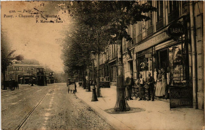 Carte postale ancienne Passy - Chaussée de la Muette à Paris 16e