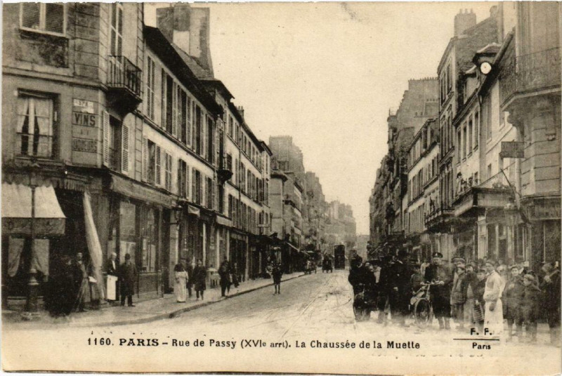 Carte postale ancienne Rue de Passy - La Chaussée de la Muette à Paris 16e