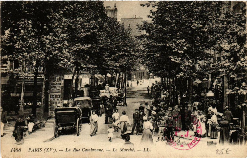Carte postale ancienne La Rue Cambronne - Le Marché à Paris 15e