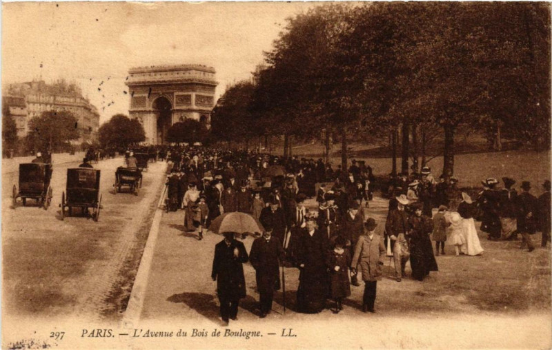 Carte postale ancienne L'Avenue du Bois de Boulogne à Paris 16e