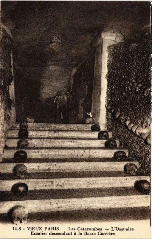 Carte postale ancienne Les Catacombes - L'Ossuaire - Escalier descendant à la Basse Carrière à Paris 14e