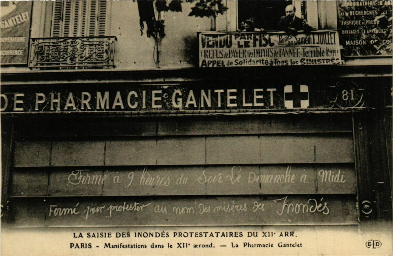 Carte postale ancienne Paris 12e Phamacie Gantelet. Manifestations dans le XIIe arr à Paris 12e