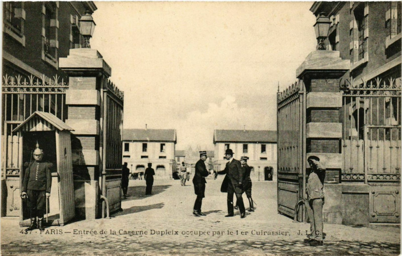 Carte postale ancienne Entrée de la Caserne Dupleix occupée par le 1er Cuirassier à Paris 15e