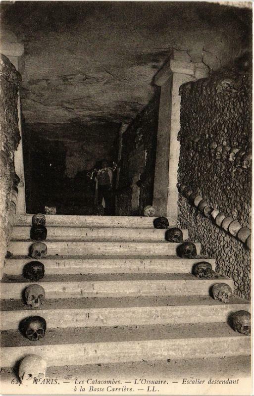 Carte postale ancienne Les Catacombes - L'Ossuaire - Escalier descendant à la Basse Carrière à Paris 14e