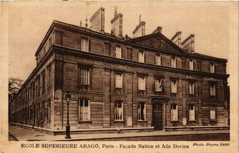 Carte postale ancienne Ecole Supérieure Arago, Paris - Façade Nation et Aile Dorian à Paris 12e