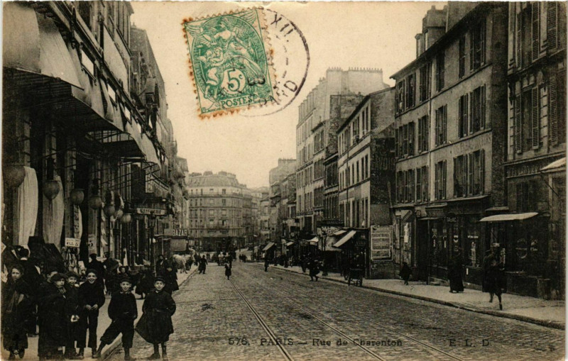 Carte postale ancienne Rue de Charenton à Paris 12e