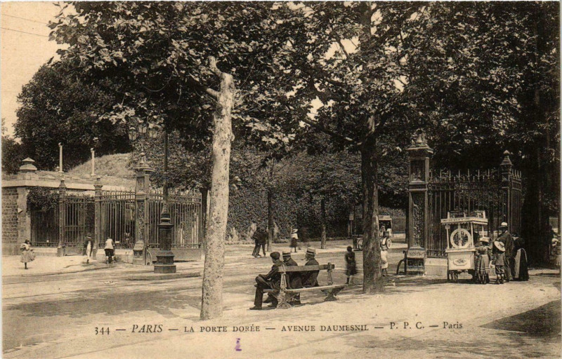 Carte postale ancienne Paris 12e La Porte Dorée Avenue Daumesnil ed. P.P.C à Paris 12e