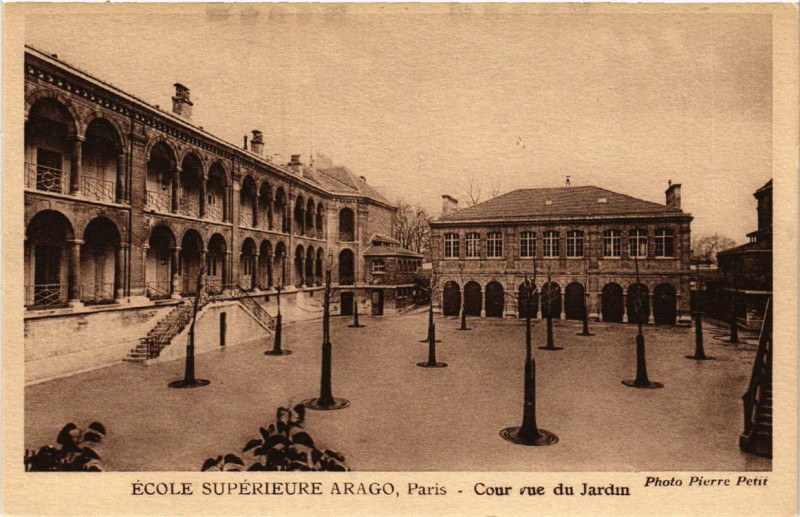 Carte postale ancienne Ecole Supérieure Arago - Cour vue du Jardin à Paris 12e