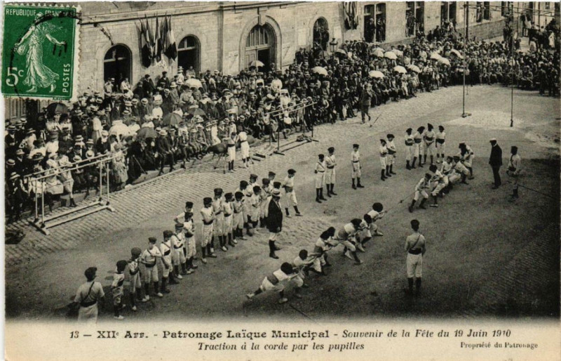 Carte postale ancienne Patronage Laïque Municipal - Souvenir de la Fête du 19 Juin 1910 - Traction à la corde par les pupilles à Paris 12e