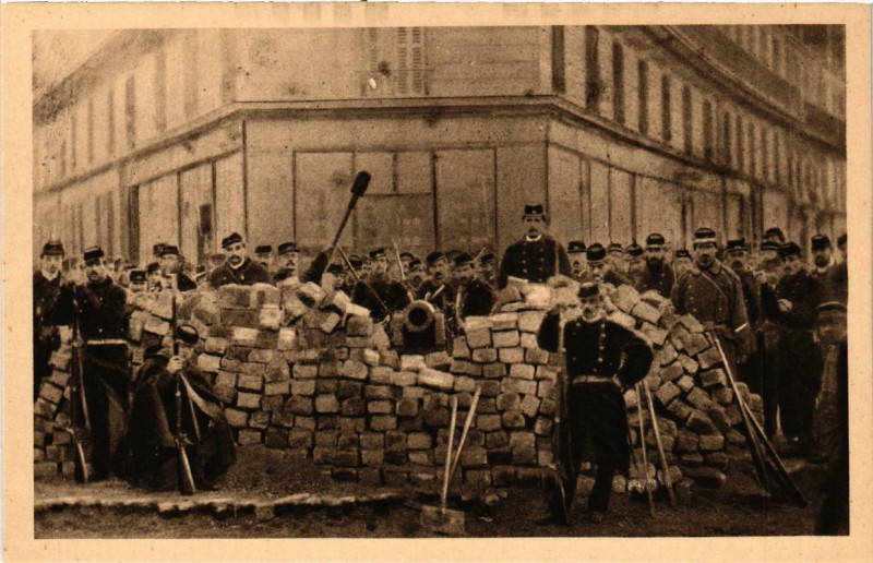 Carte postale ancienne Paris (11e) Barricade l'angle des Bds Voltaire et Richard-Lenoir à Paris 11e