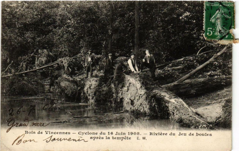Carte postale ancienne Bois de Vincennes - Cyclone du 16 juin 1908. - Rivière des Jeux de Boules après la tempête à Paris 12e