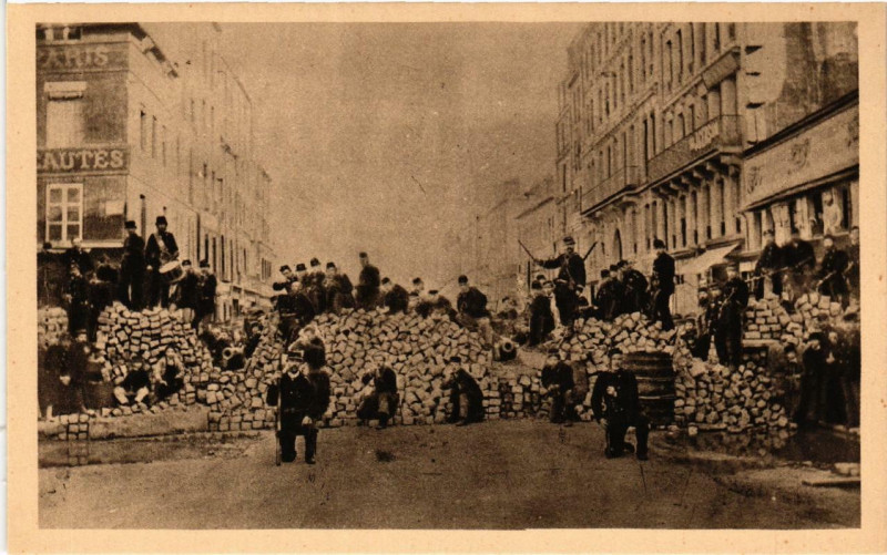 Carte postale ancienne Paris (11e) Barricade du Fb Saint-Antoine rue Charonne à Paris 11e