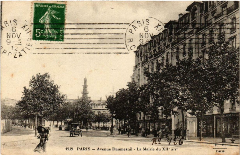 Carte postale ancienne Paris (12e) Avenue Daumesnil La Mairie du Xii Arr à Paris 12e