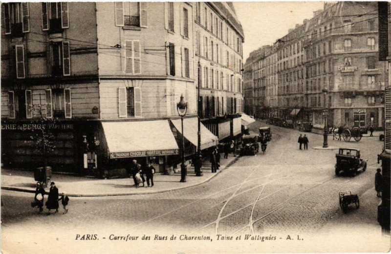 Carte postale ancienne Carrefour des Rues de Charenton, Taine et Waltignies à Paris 12e