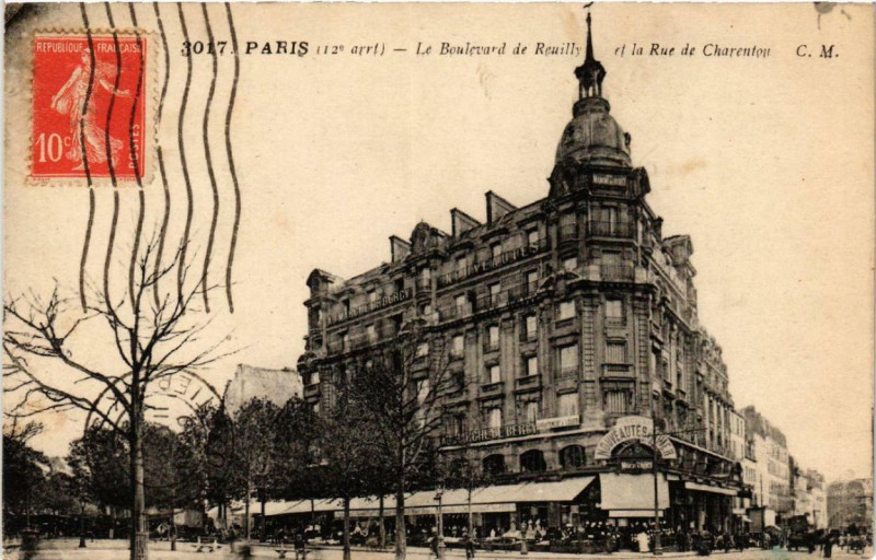 Carte postale ancienne Le Boulevard de Reuilly et la Rue de Charenton à Paris 12e
