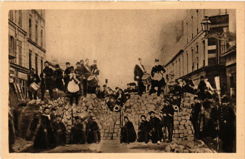 Carte postale ancienne Paris (11e) Barricade de la rue Basfroid et rue Charonne à Paris 11e