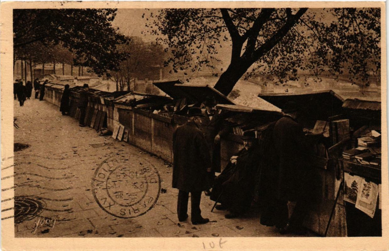 Carte postale ancienne Paris (6e) … en Flanant Bouquinistes du Quai Malaquais à Paris 4e