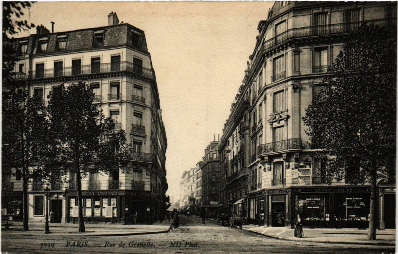 Carte postale ancienne Rue de Grenelle à Paris 7e