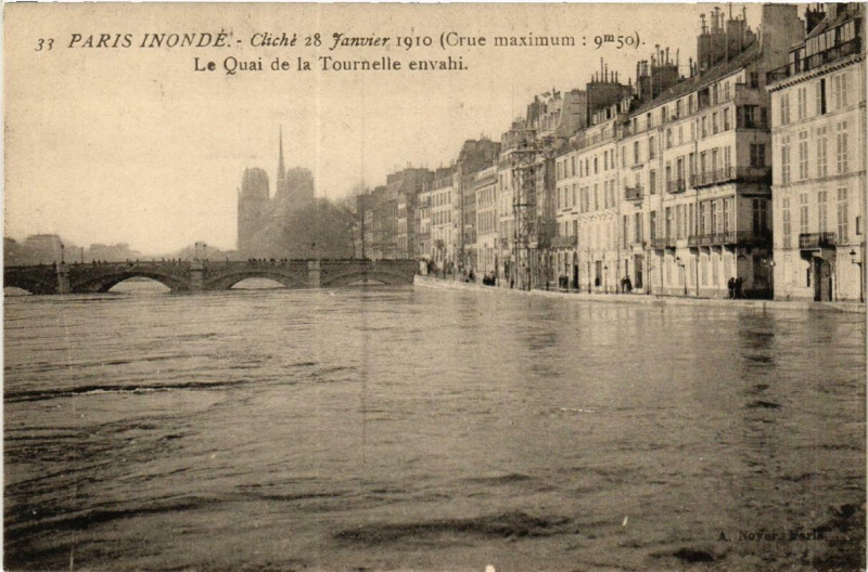 Carte postale ancienne Paris (4e) Le Quai de la Tournelle envahi à Paris 4e