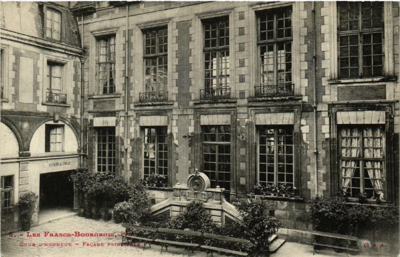 Carte postale ancienne Paris (4e) Les Francs-Bourgeois. Cour d'Honneur à Paris 4e