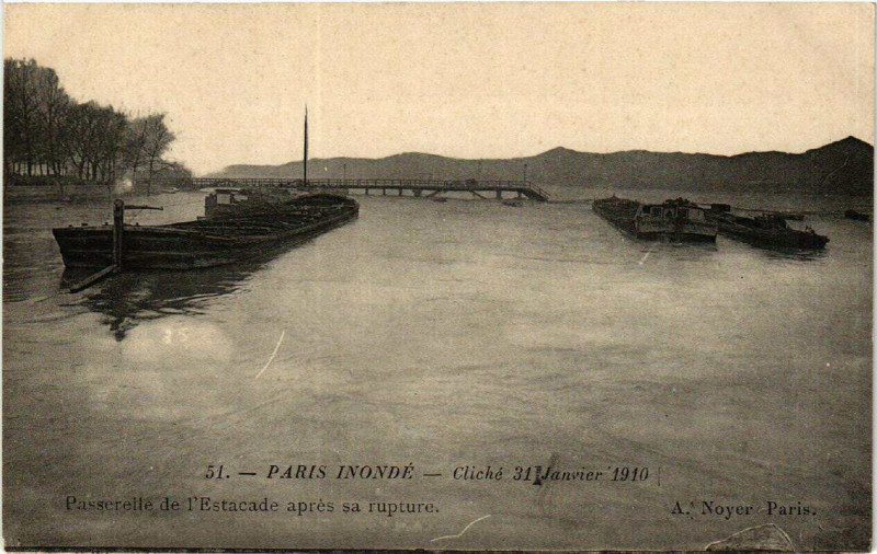 Carte postale ancienne Paris (4e) Passerelle de l'Estacade apres sa rupture à Paris 4e
