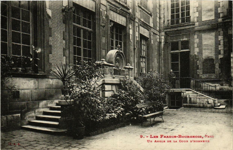 Carte postale ancienne Paris (4e) Les Francs-Bourgeois. Un angle de la cour d'honneur à Paris 4e