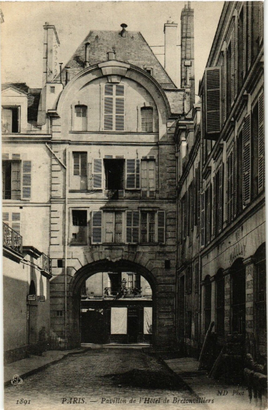 Carte postale ancienne Paris (4e) Pavillon de l'Hotel de Bretonvilliers à Paris 4e