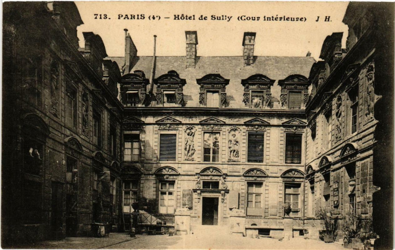 Carte postale ancienne Paris (4e) Hotel de Sully. Cour Intérieure à Paris 4e