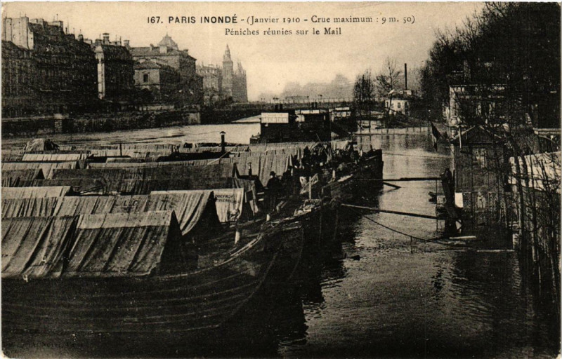 Carte postale ancienne Paris (4e) Peniches reunies sue la Mail à Paris 4e