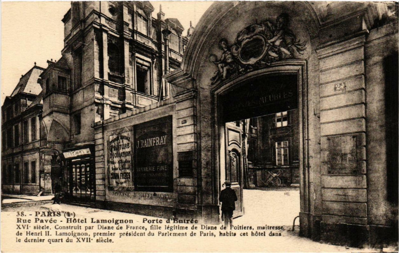 Carte postale ancienne Paris (4e) Hotel Lamoignon. Rue Pavée. Porte d'entrée à Paris 4e