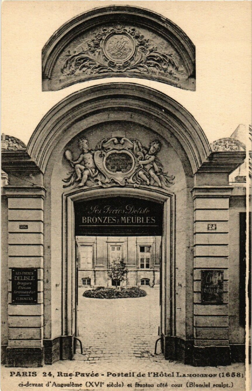 Carte postale ancienne Paris (4e) 24 Rue Pavée. Portail de l'Hotel Lamoignon à Paris 4e