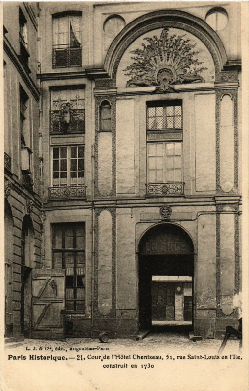 Carte postale ancienne Paris (4e) 51 rue Saint-Louis en l'Ile. Cour de l'Hotel Cheniseau à Paris 4e
