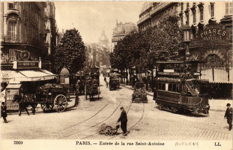 Carte postale ancienne Paris (4e) Entrée de la Rue Saint-Antoine à Paris 4e