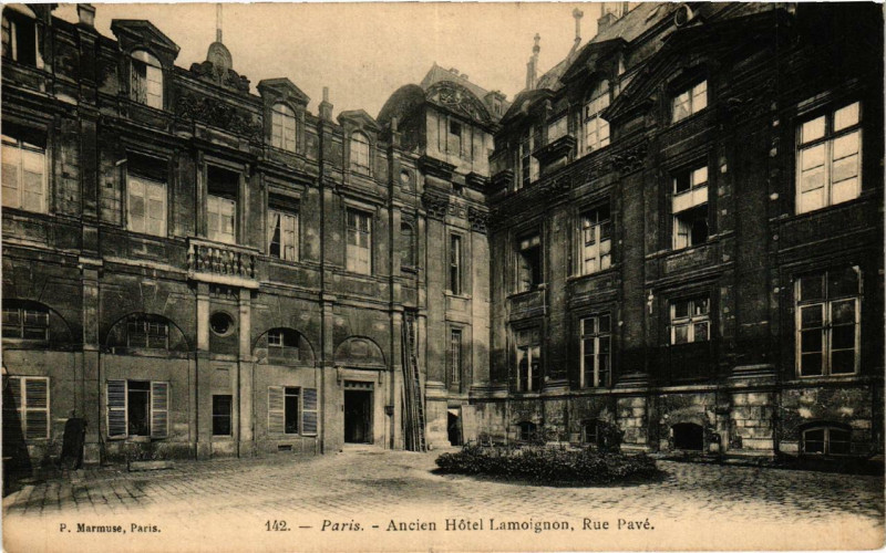 Carte postale ancienne Paris (4e) Ancien Hotel Lamoignon. Rue Pavée à Paris 4e
