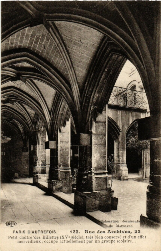 Carte postale ancienne Paris (4e) 22 Rue des Archives. Petit Cloitre des Billets à Paris 4e